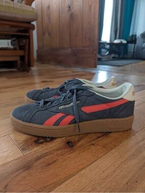 Reebok Men’s Suede Low-Top Sneakers in Dark Blue with Coral Accents